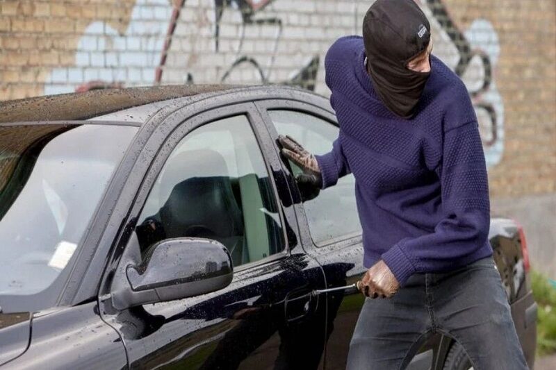 دستگيرى سارق وسايل خودرو در كرج ؛كشف ٣٥ فقره سرقت