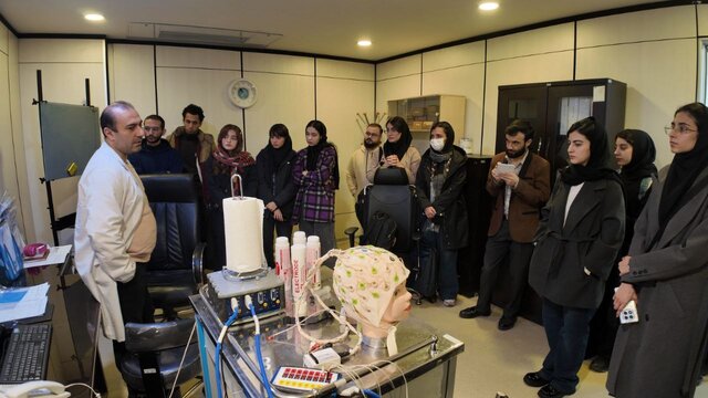 دانشجویان دانشگاه خوارزمی از آزمایشگاه ملی مغز ‌و شناخت بازدید کردند